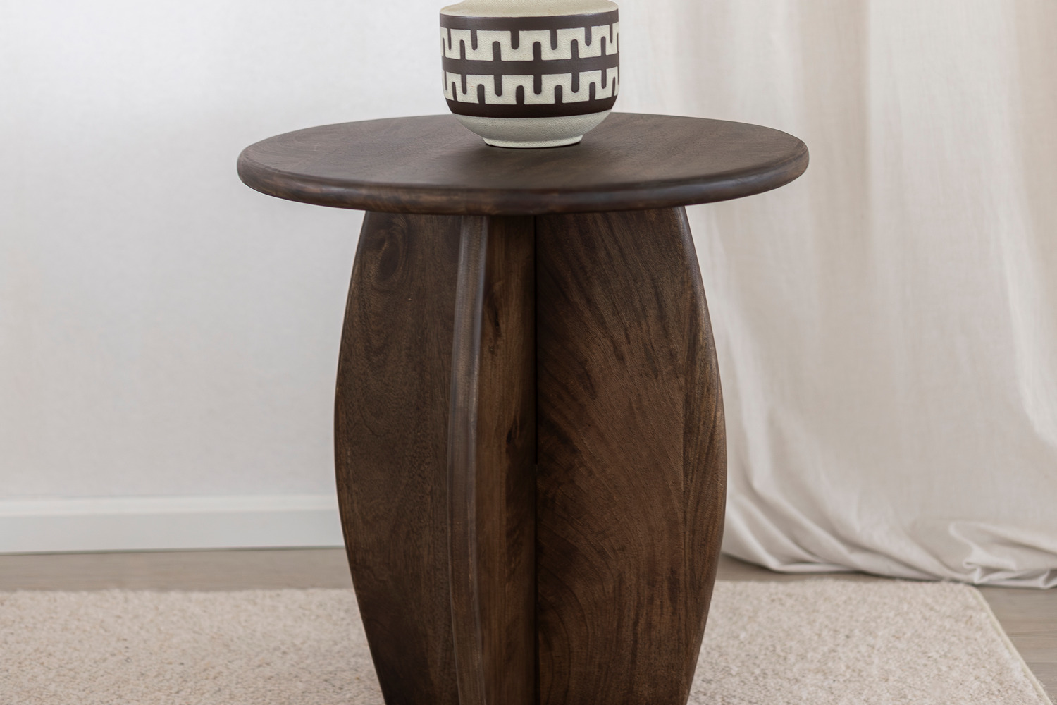 Runder Beistelltisch Tilda aus Mango-Massivholz mit bauchigem Korpus Runder Beistelltisch Tilda aus Mango-Massivholz mit bauchigem Korpus